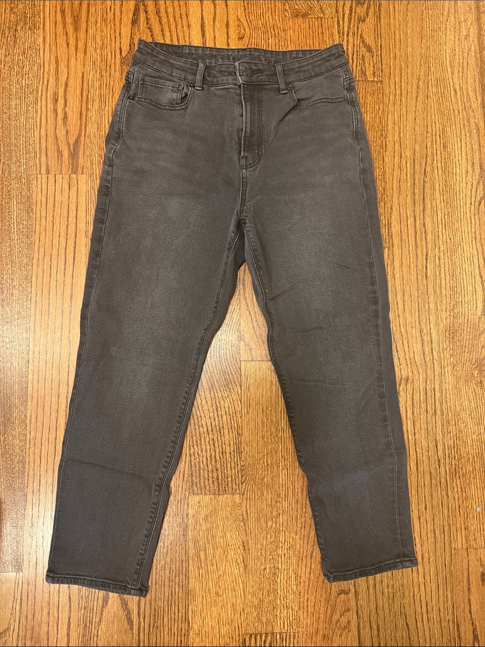 Women’s American Eagle Mom Jeans in Washed Black size 4 X-Short